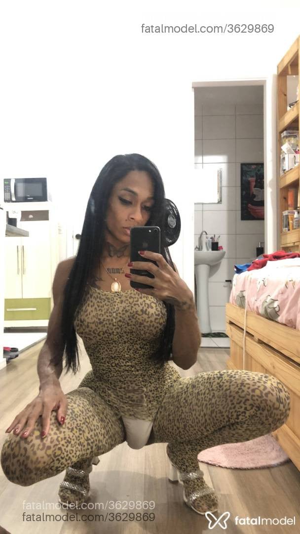 Acompanhante mulher trans com cabelo castanho de olhos pretos - Borboleta Ray