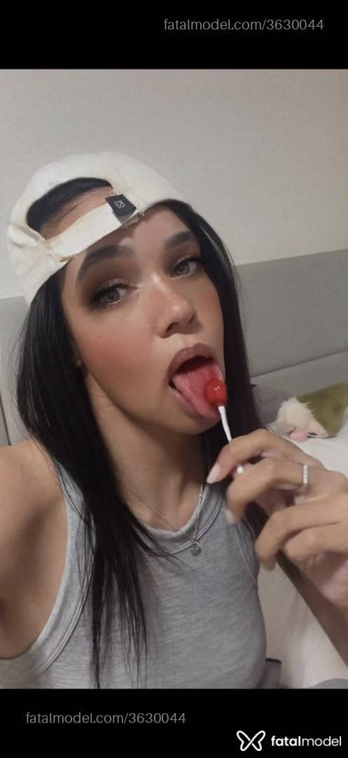 Acompanhante mulher morena (o) de olhos pretos - Vittoria Bellini