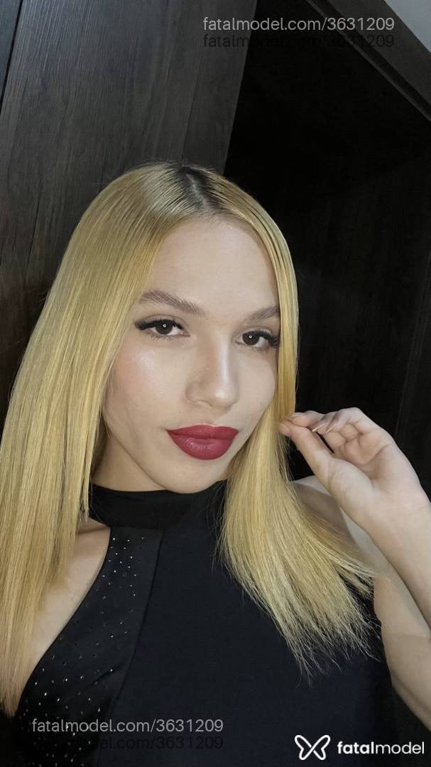 Acompanhante mulher trans loira (o) de olhos castanhos - Angel
