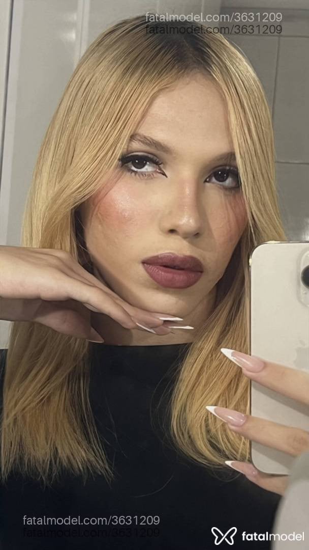 Acompanhante mulher trans loira (o) de olhos castanhos - Angel