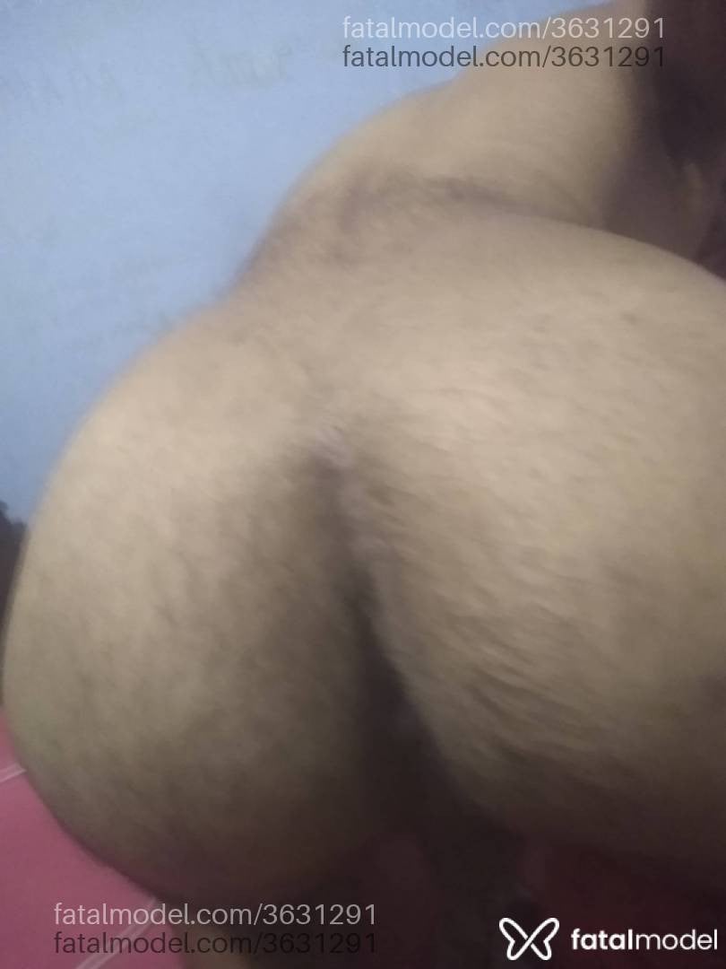 Acompanhante não-binário morena (o) de olhos castanhos - Beaslutdominatrix