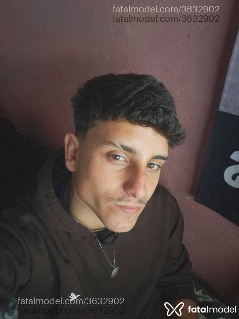 Acompanhante homem com cabelo castanho de olhos mel - Ribeiro