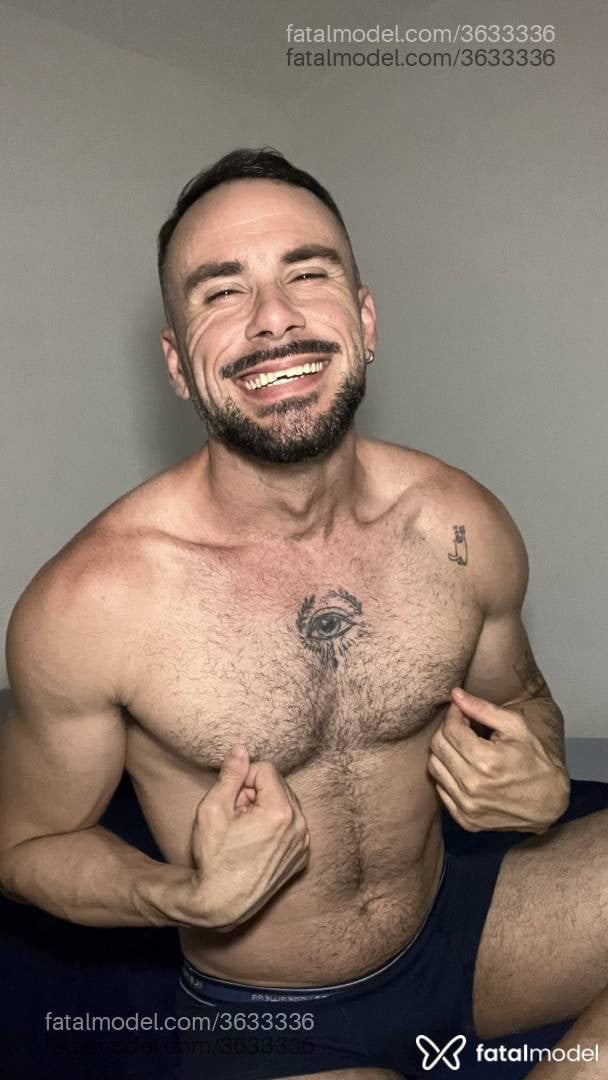Acompanhante homem com cabelo castanho de olhos mel - Brusm