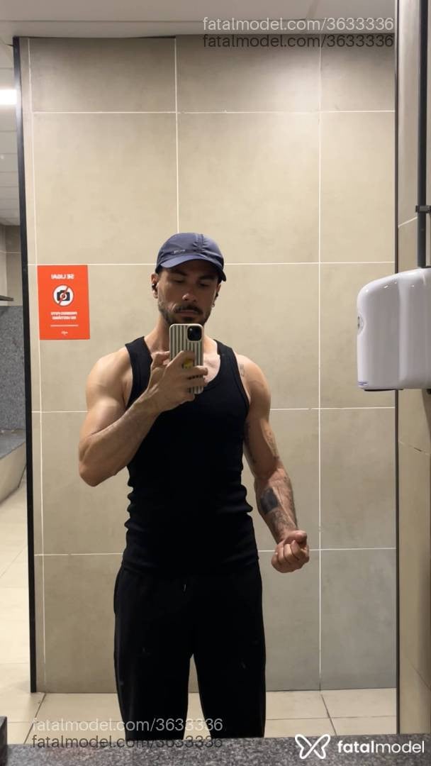 Acompanhante homem com cabelo castanho de olhos mel - Brusm