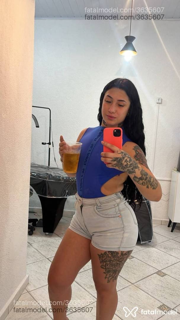Acompanhante mulher morena (o) de olhos castanhos - Maya Selbach