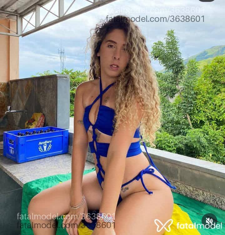 Acompanhante mulher loira (o) de olhos castanhos - Tayná