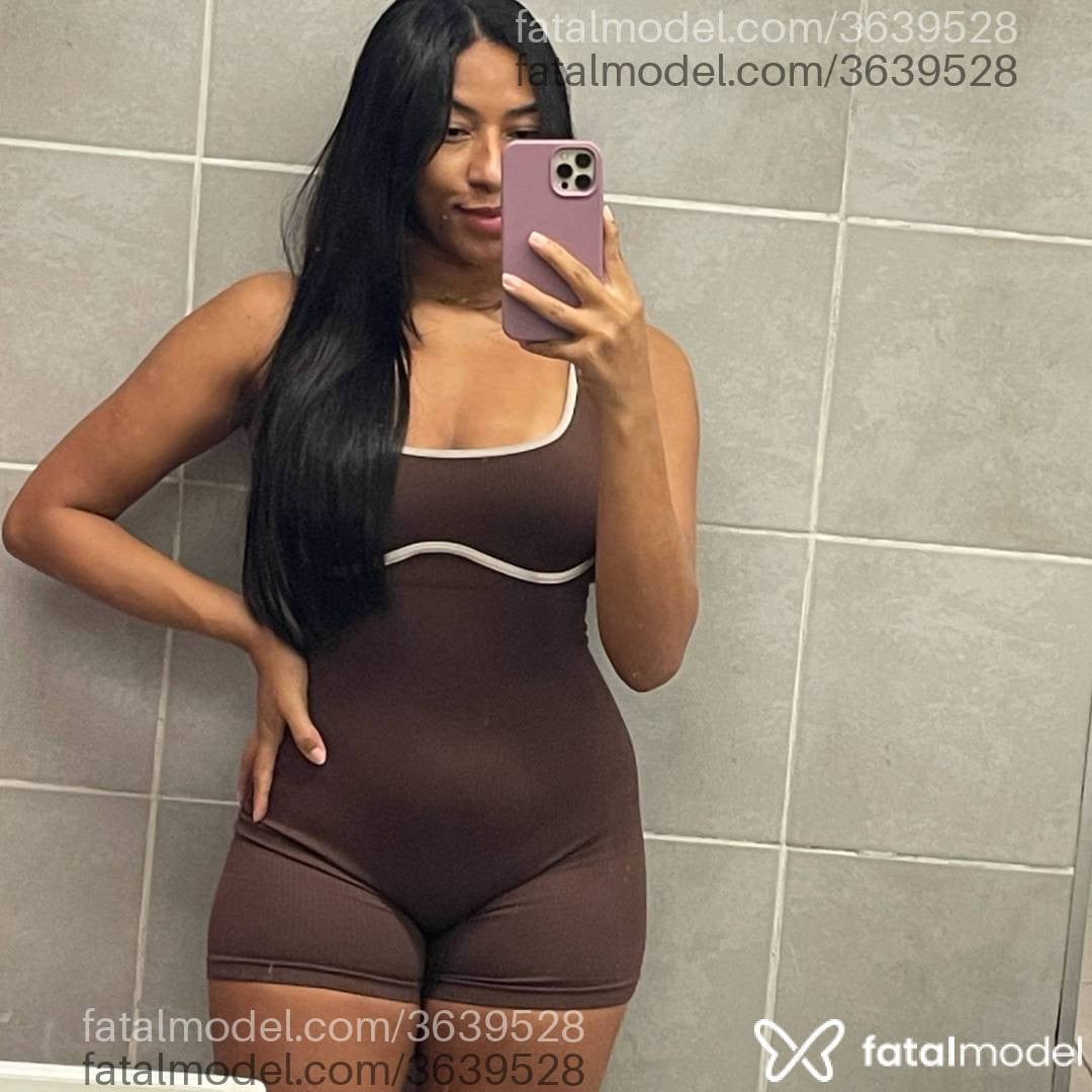Acompanhante mulher morena (o) de olhos pretos - Lozeiro