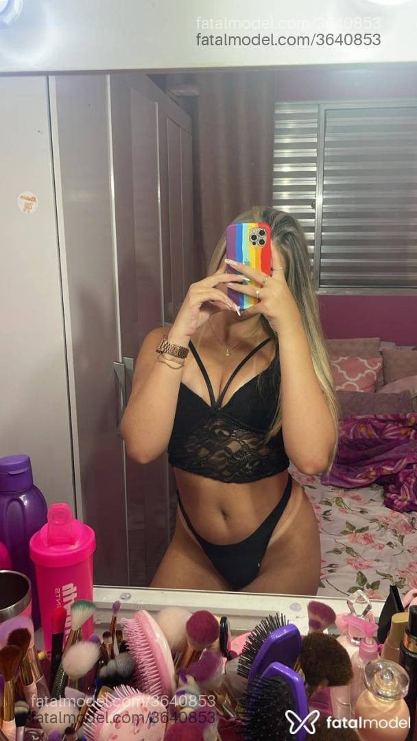Acompanhante mulher loira (o) de olhos castanhos - Larissa
