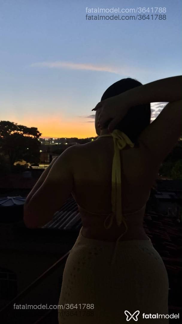 Acompanhante mulher morena (o) de olhos pretos - Lavínia