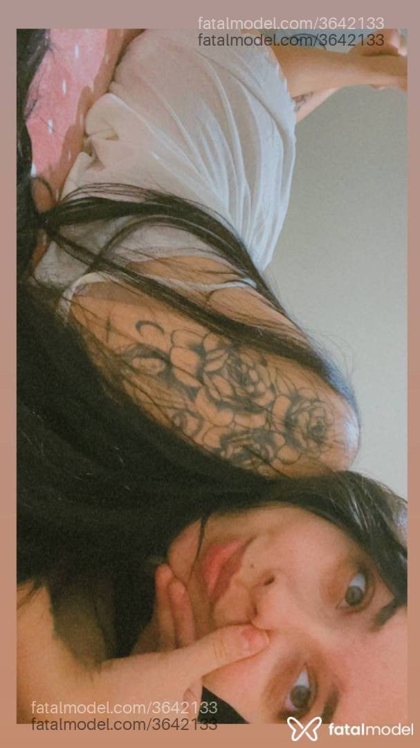 Acompanhante mulher morena (o) de olhos verdes - Thatha