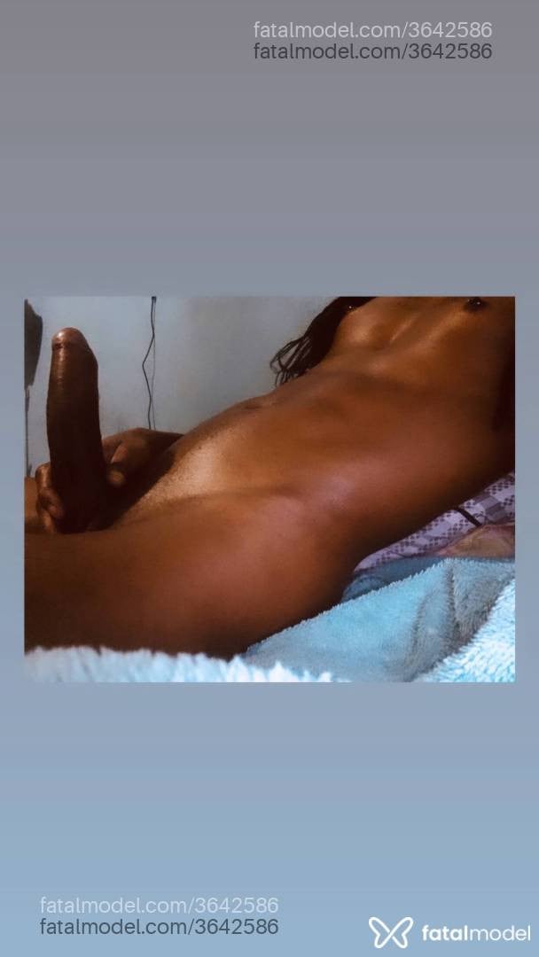 Acompanhante mulher trans morena (o) de olhos pretos - Indiazinhagulosa