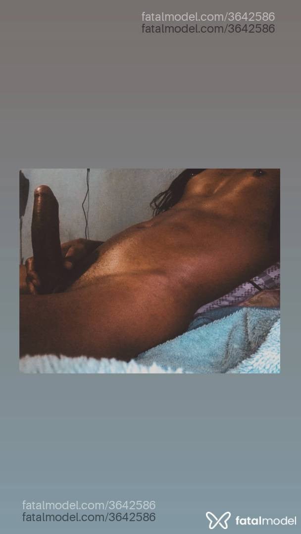 Acompanhante mulher trans morena (o) de olhos pretos - Indiazinhagulosa