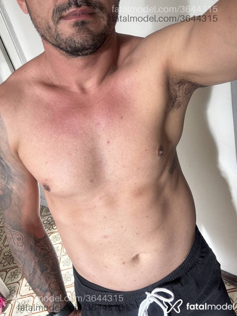 Acompanhante homem com cabelo castanho de olhos castanhos - Renan