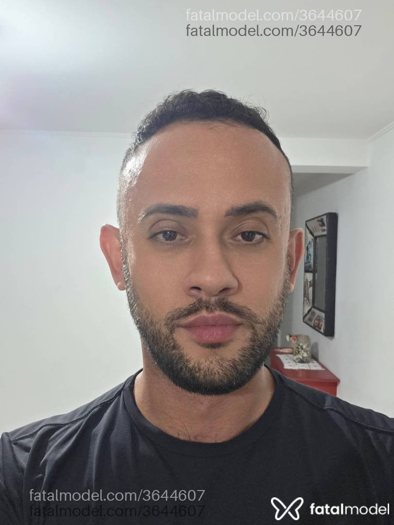 Acompanhante homem com cabelo castanho de olhos castanhos - Auriel