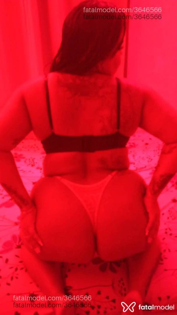 Acompanhante mulher morena (o) de olhos pretos - Letícia