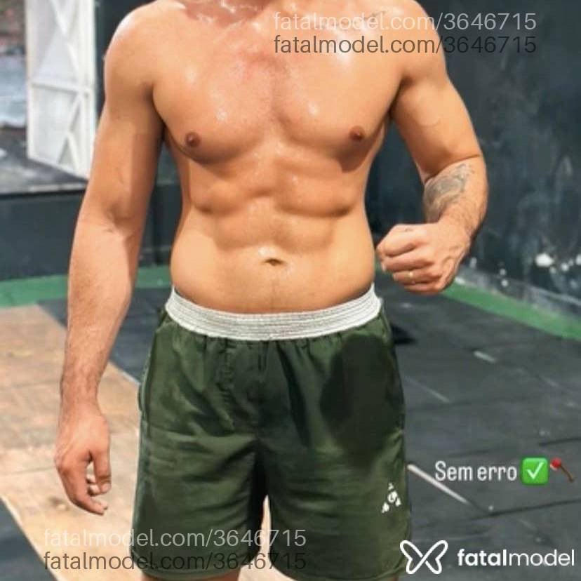 Acompanhante homem com cabelo grisalho de olhos pretos - Paulo