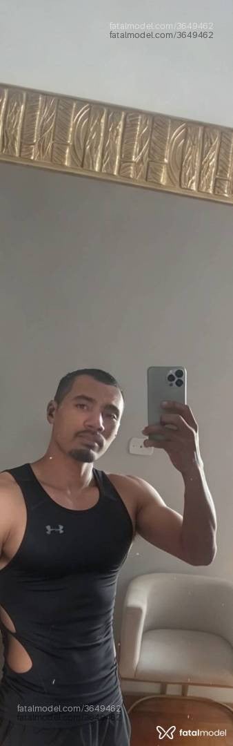 Acompanhante homem com cabelo castanho de olhos castanhos - Thyago