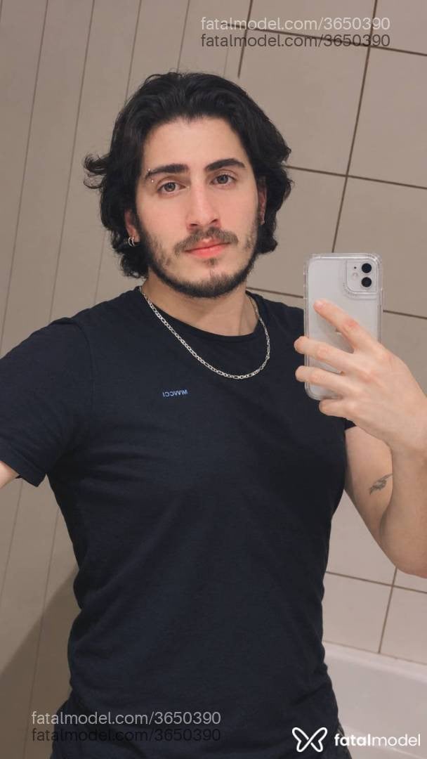Acompanhante homem com cabelo castanho de olhos castanhos - Felipe