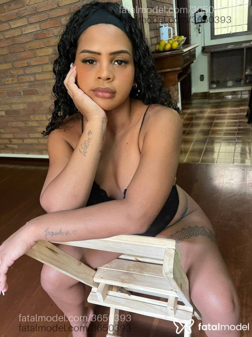 Acompanhante mulher morena (o) de olhos castanhos - Eduarda Navarro
