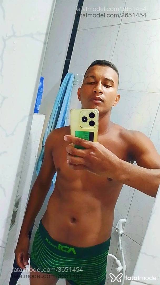 Acompanhante homem morena (o) de olhos castanhos - David