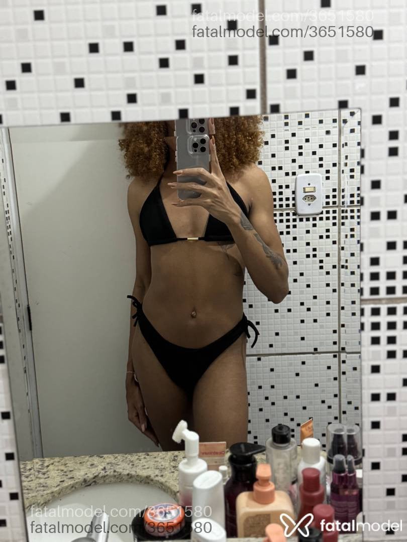 Acompanhante mulher trans ruiva (o) de olhos pretos - Valentina