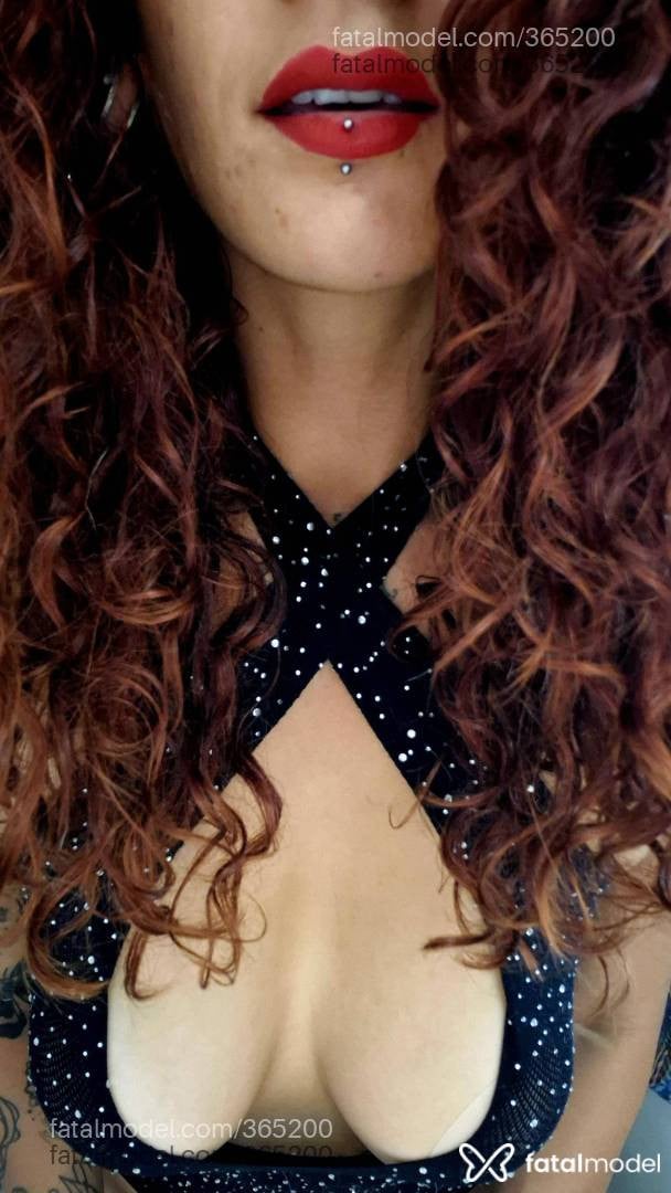 Acompanhante mulher com cabelo castanho de olhos castanhos - Alice