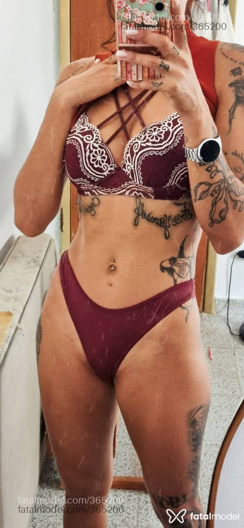 Acompanhante mulher com cabelo castanho de olhos castanhos - Alice