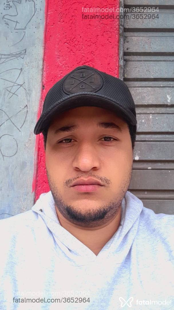 Acompanhante homem com cabelo castanho de olhos castanhos - Marretapreta