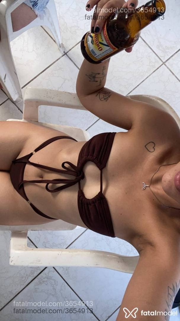 Acompanhante mulher morena (o) de olhos castanhos - Hillary