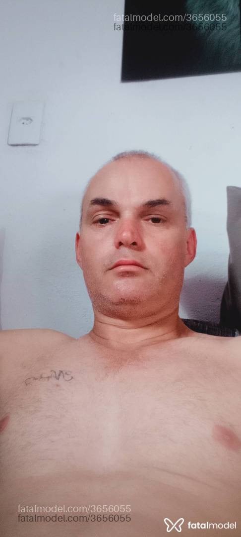 Acompanhante homem com cabelo grisalho de olhos castanhos - Idenilson Antonio