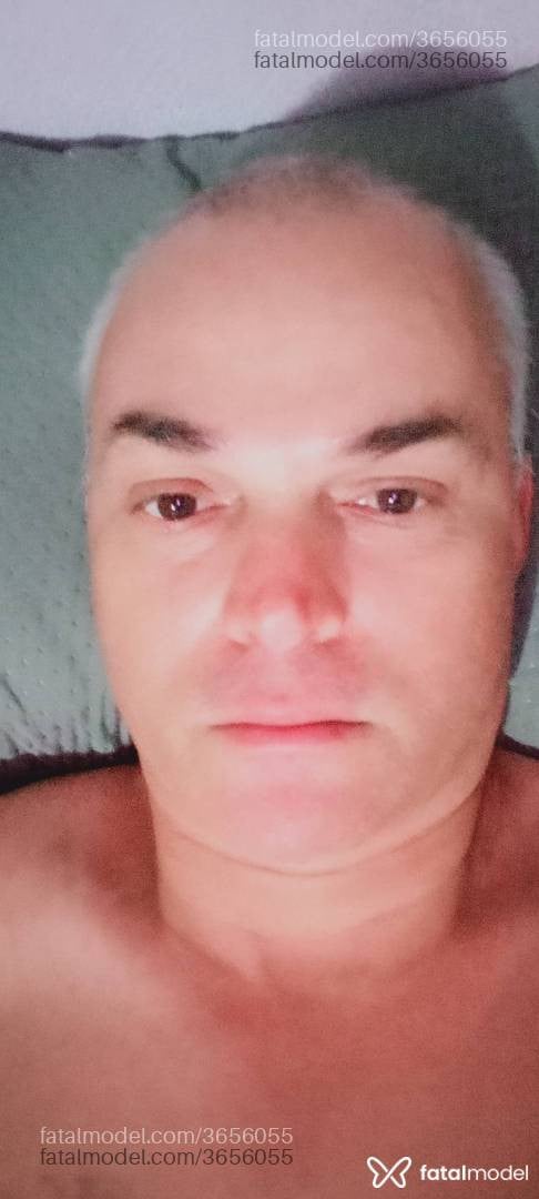 Acompanhante homem com cabelo grisalho de olhos castanhos - Idenilson Antonio
