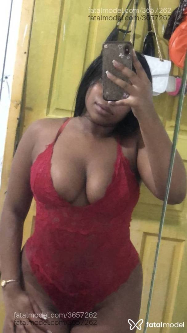Acompanhante mulher morena (o) de olhos pretos - Ray