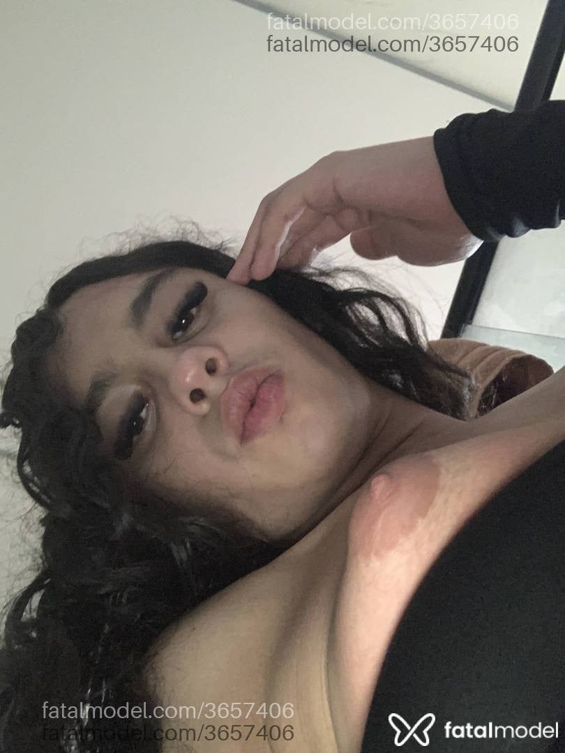 Acompanhante mulher trans com cabelo castanho de olhos pretos - Mirela Araujo