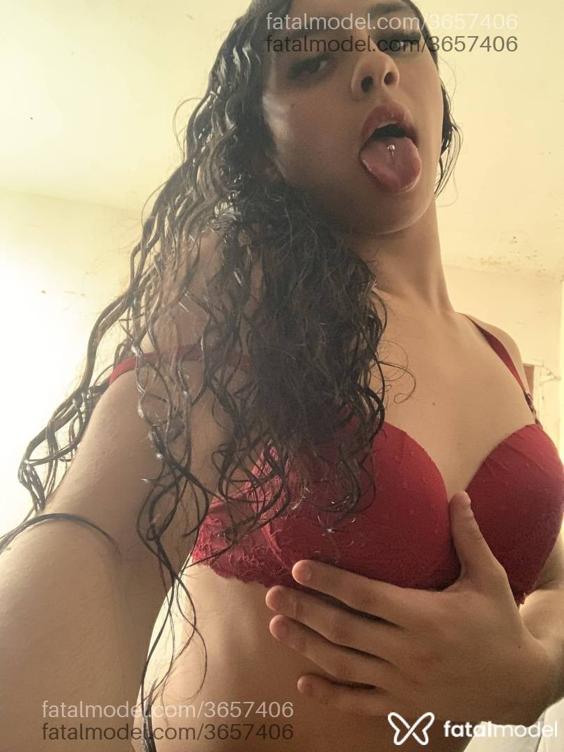 Acompanhante mulher trans com cabelo castanho de olhos pretos - Mirela Araujo