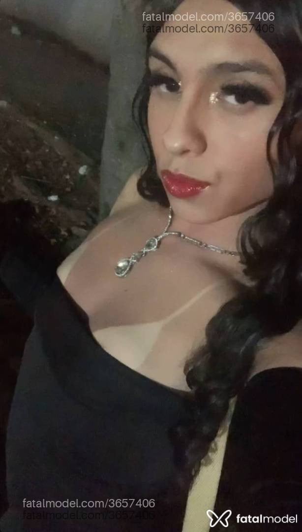 Acompanhante mulher trans com cabelo castanho de olhos pretos - Mirela Araujo