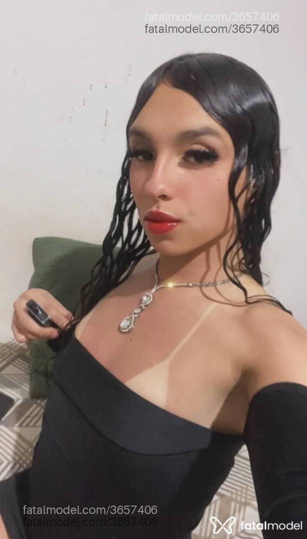 Acompanhante mulher trans com cabelo castanho de olhos pretos - Mirela Araujo