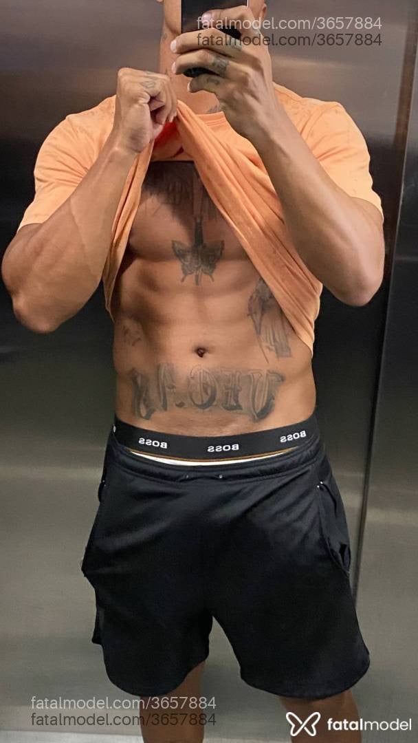 Acompanhante homem sem cabelo de olhos castanhos - Thiago