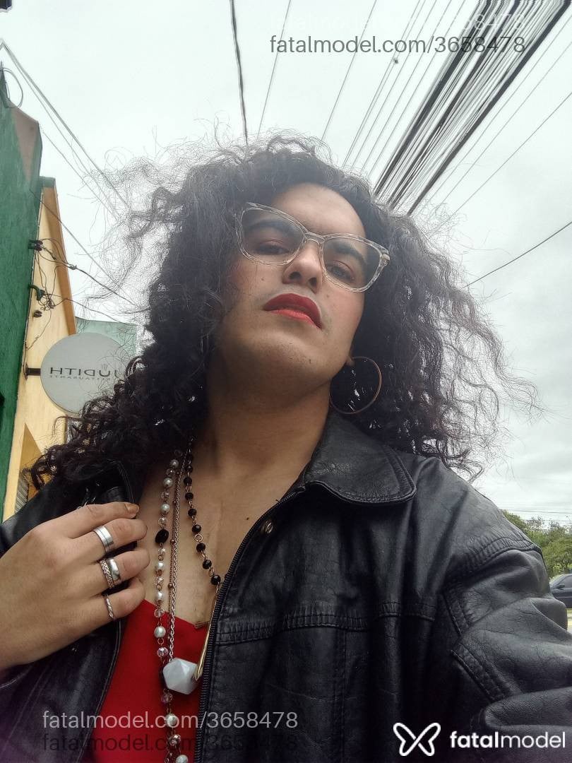 Acompanhante não-binário morena (o) de olhos castanhos - Olivia