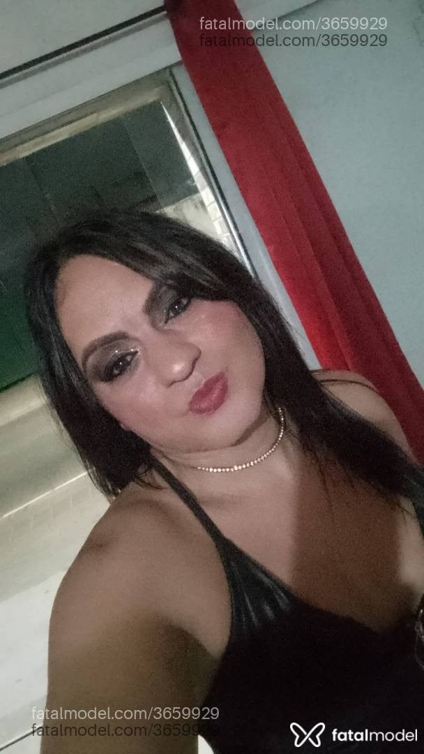 Acompanhante não-binário com cabelo castanho de olhos castanhos - Meninatrans