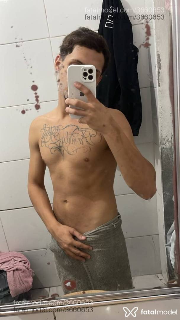 Acompanhante homem com cabelo castanho de olhos castanhos - Louis Henrique