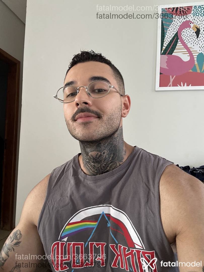 Acompanhante homem com cabelo castanho de olhos castanhos - Júnior