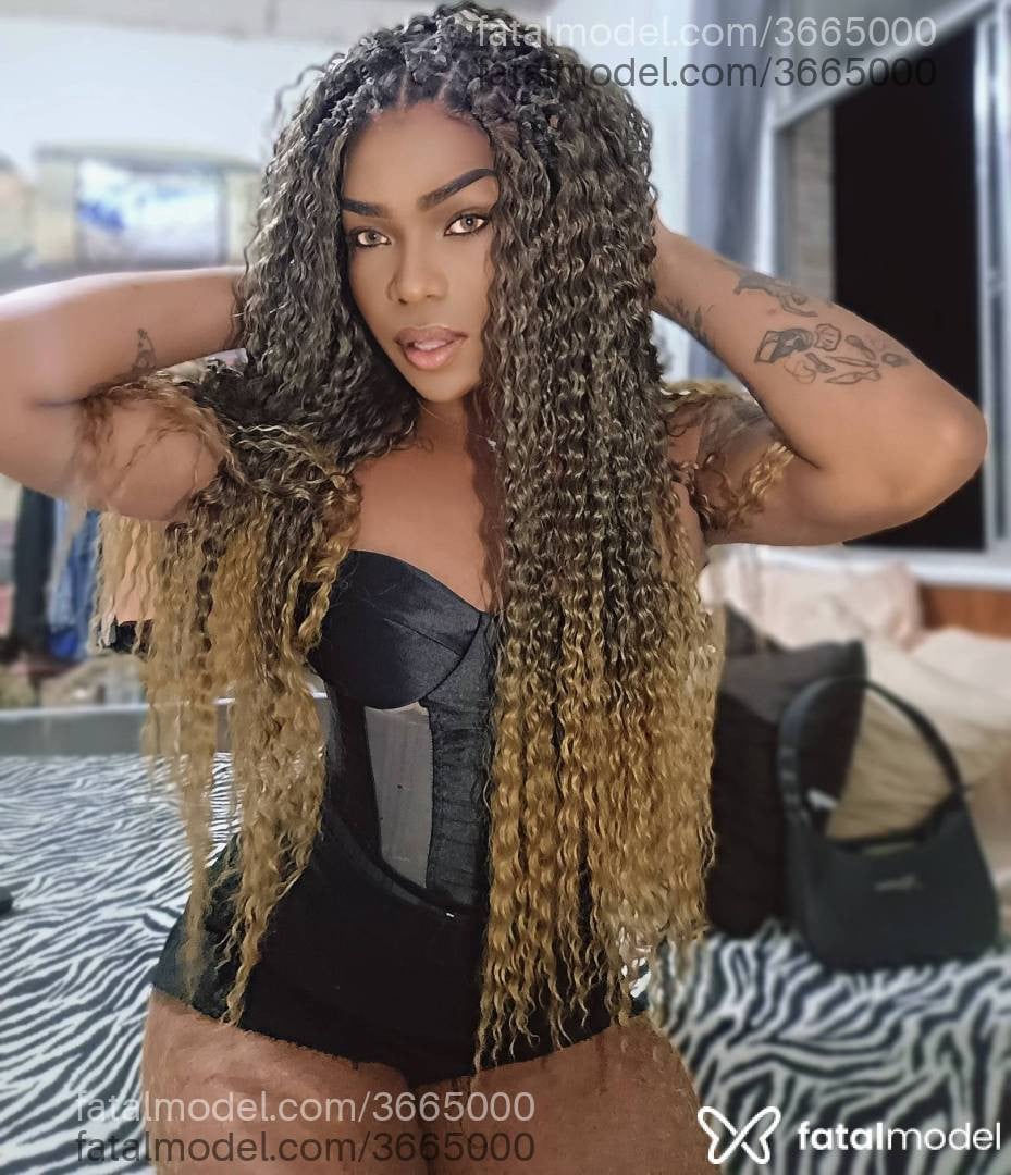 Acompanhante mulher trans com cabelo castanho de olhos mel - Gigi Leal