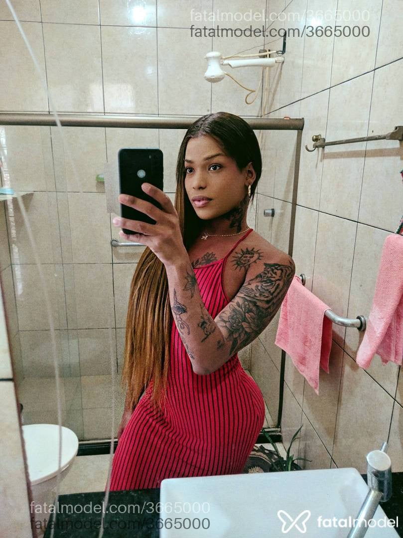 Acompanhante mulher trans com cabelo castanho de olhos mel - Gigi Leal