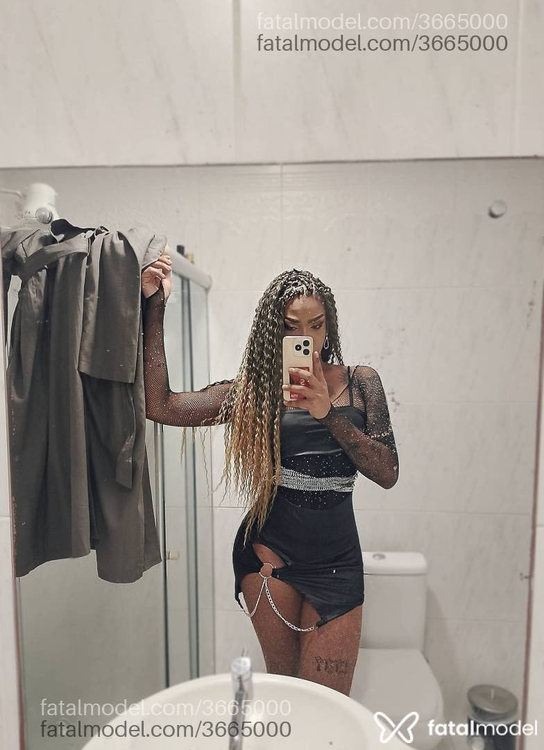 Acompanhante mulher trans com cabelo castanho de olhos mel - Gigi Leal