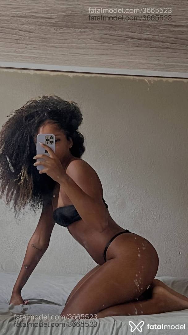 Acompanhante mulher morena (o) de olhos pretos - Larissa