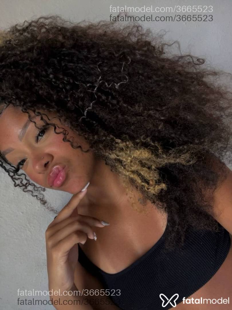Acompanhante mulher morena (o) de olhos pretos - Jade
