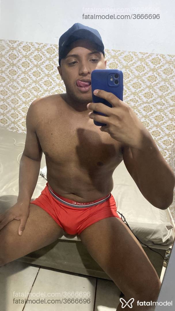 Acompanhante homem sem cabelo de olhos pretos - Jujuh