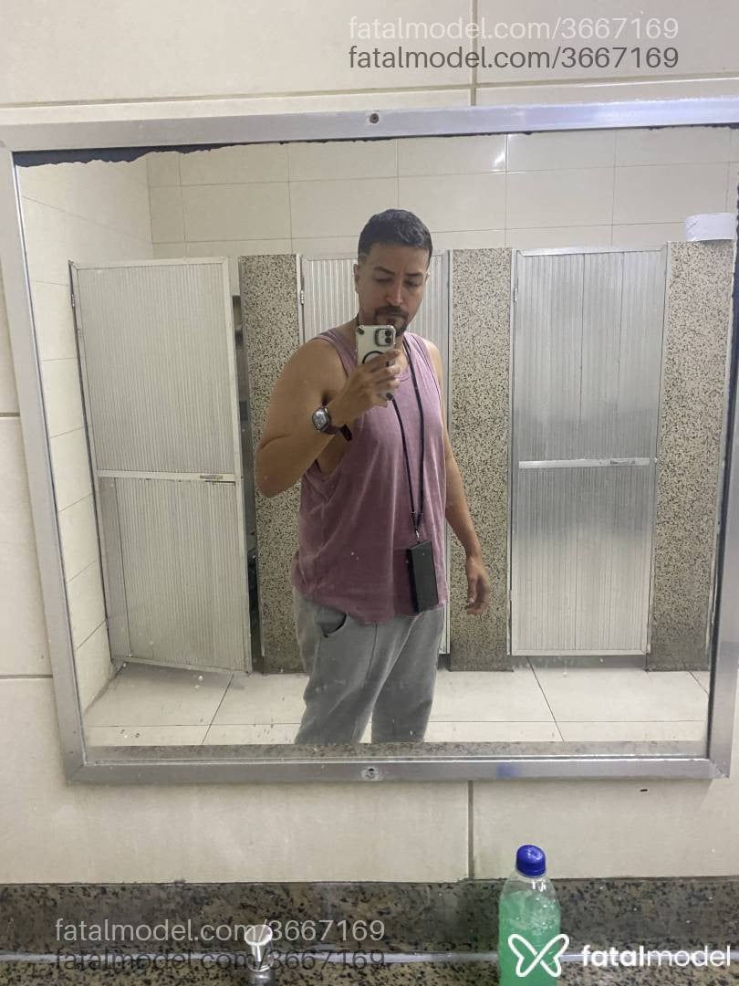 Acompanhante homem com cabelo castanho de olhos castanhos - Dothung