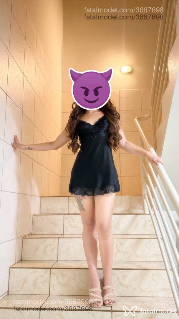 Acompanhante mulher com cabelo castanho de olhos castanhos - Ágata Montenegro
