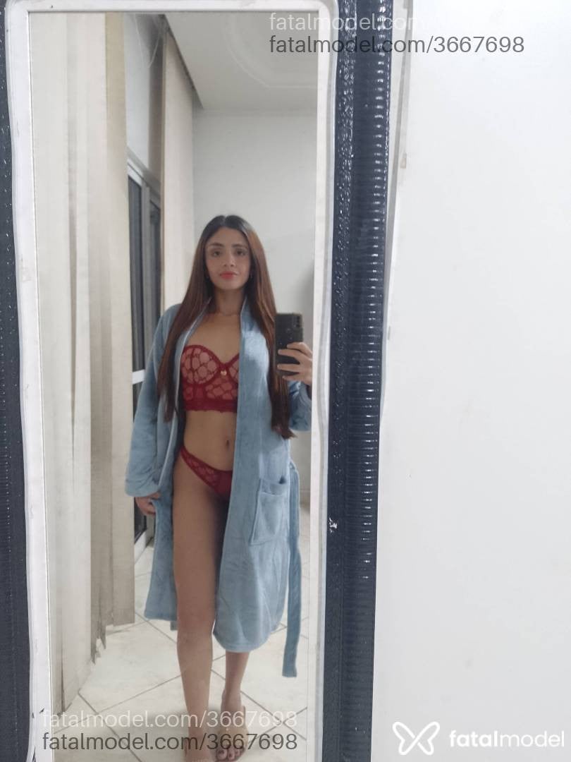 Acompanhante mulher com cabelo castanho de olhos castanhos - Ágata Montenegro